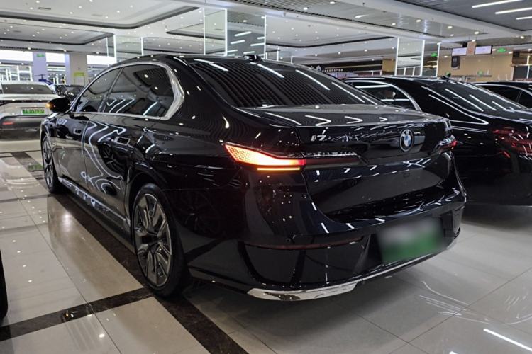 Used BMW i7 2023 xDrive60L Luxury Package Exterior 2