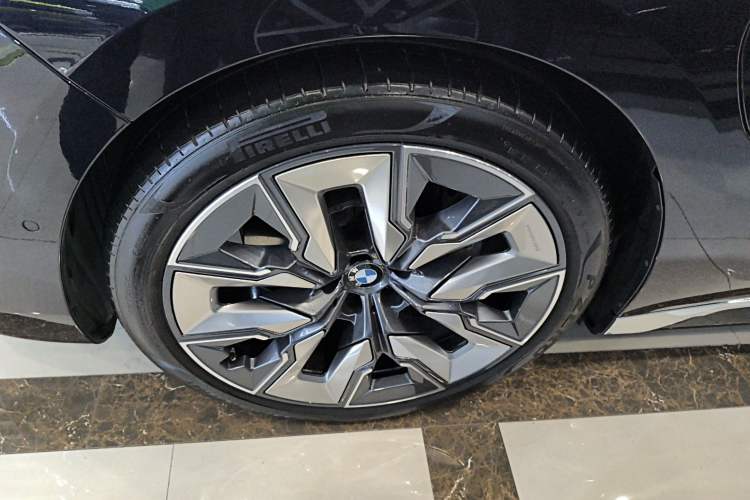 Used BMW i7 2023 xDrive60L Luxury Package Exterior 4
