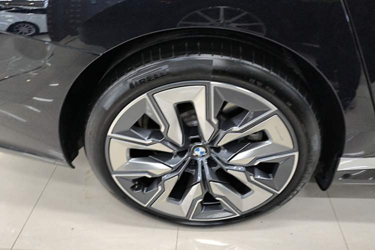 Used BMW i7 2023 xDrive60L Luxury Package Exterior 5