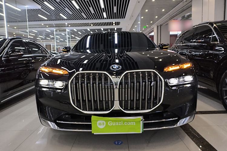 Used BMW i7 2023 xDrive60L Luxury Package Front