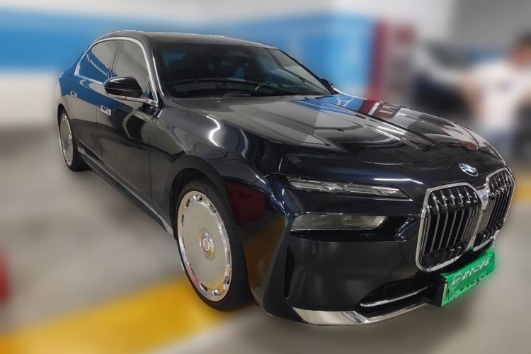 Used BMW i7 2023 xDrive60L Luxury Package Front Right 45 Deg