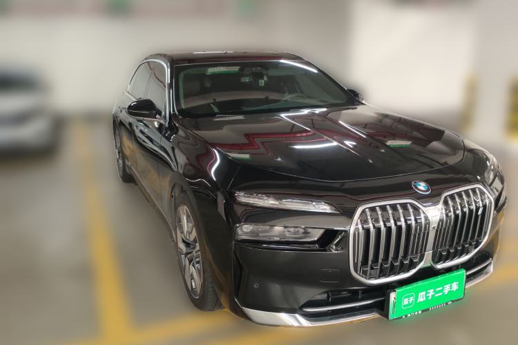 Used BMW i7 2023 xDrive60L Luxury Package Front Right 45 Deg