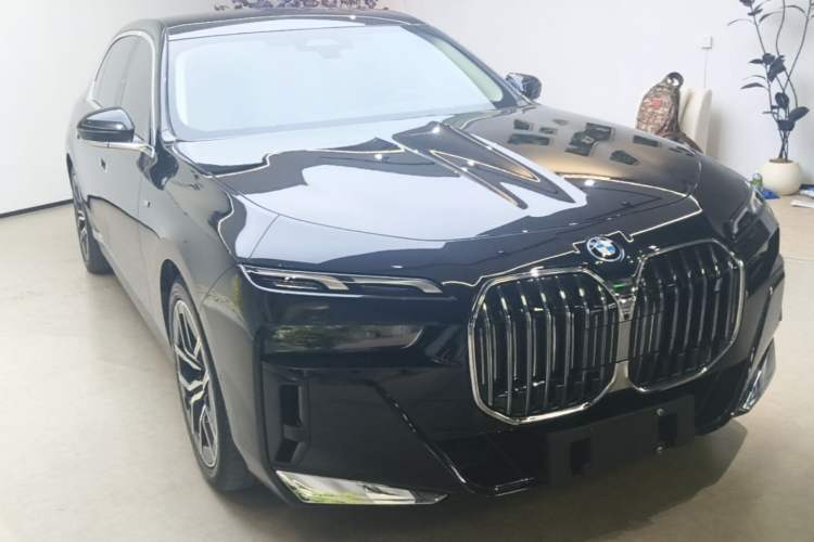 Used BMW i7 2023 eDrive50L Leading M Sport Package Front Right 45 Deg