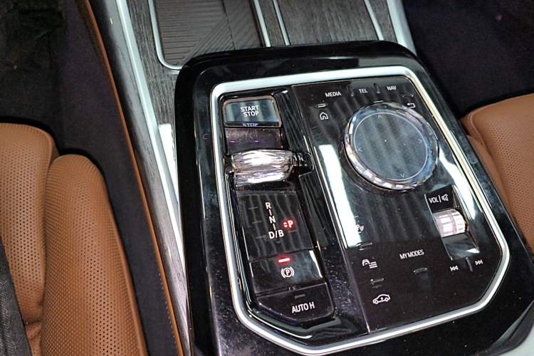Used BMW i7 2023 xDrive60L Luxury Package Gear Lever