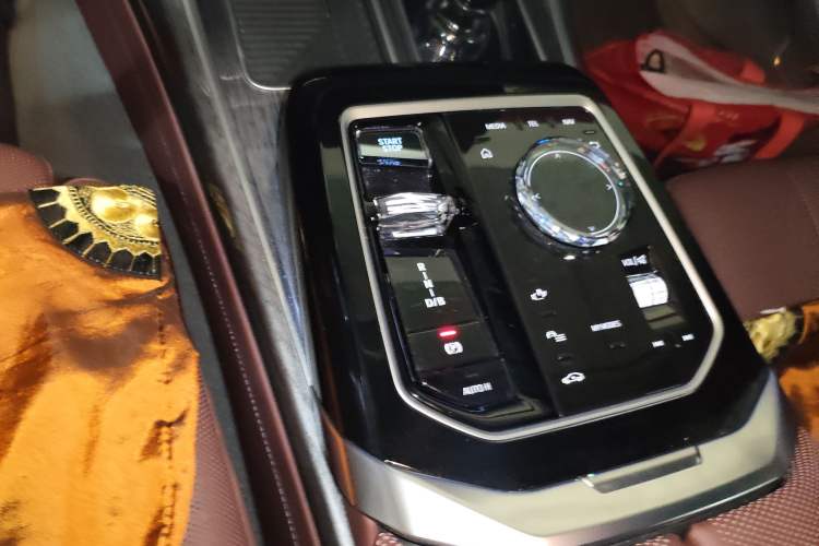 Used BMW i7 2023 xDrive60L Luxury Package Gear Lever