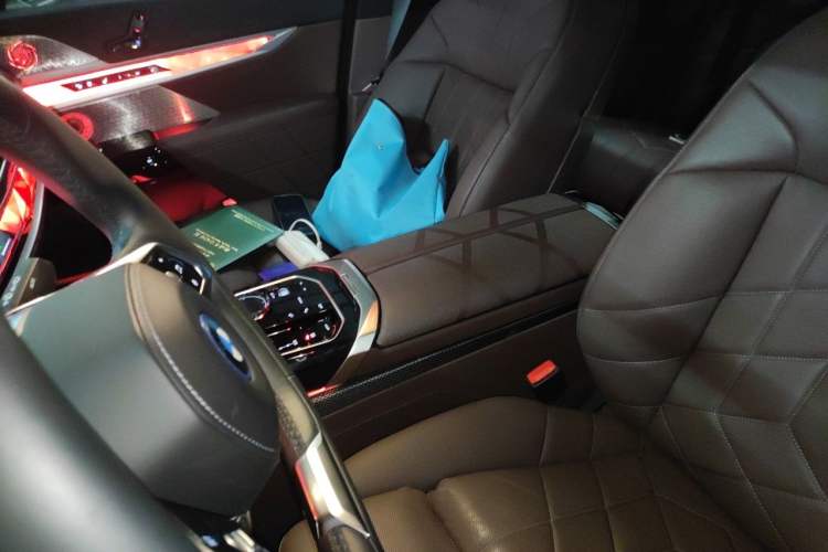 Used BMW i7 2023 xDrive60L Luxury Package Left Front Seat