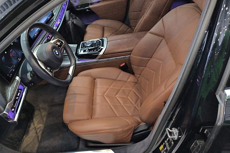Used BMW i7 2023 xDrive60L Luxury Package Left Front Seat