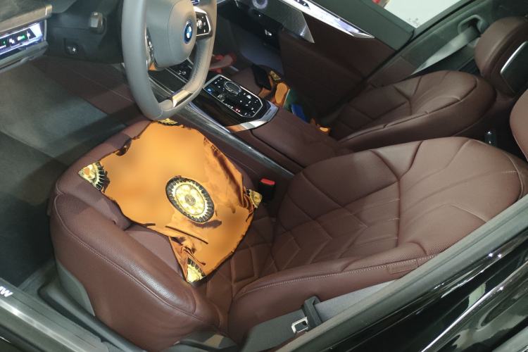 Used BMW i7 2023 xDrive60L Luxury Package Left Front Seat