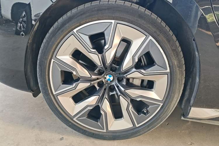 Used BMW i7 2023 eDrive50L Prestige Luxury Package Left Front Wheel Hub