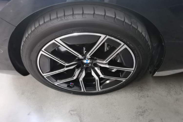 Used BMW i7 2023 eDrive50L Leading M Sport Package Left Front Wheel Hub