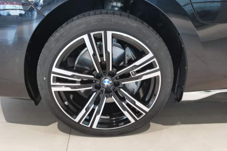 Used BMW i7 2023 eDrive50L Prestige M Sport Package Left Front Wheel Hub