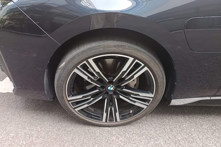 Used BMW i7 2023 eDrive50L Prestige M Sport Package Left Front Wheel Hub