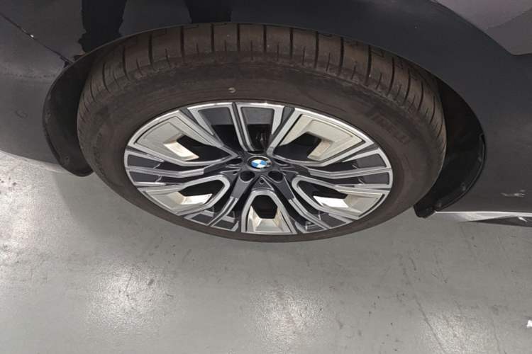 Used BMW i7 2023 eDrive50L Premium Luxury Package Left Front Wheel Hub