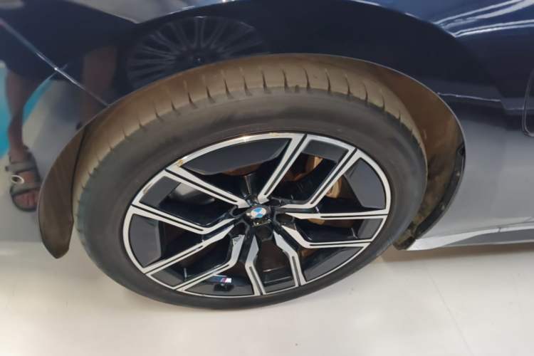 Used BMW i7 2023 eDrive50L Leading M Sport Package Left Front Wheel Hub