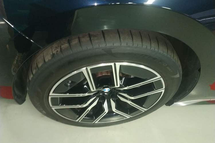 Used BMW i7 2023 eDrive50L Leading M Sport Package Left Front Wheel Hub