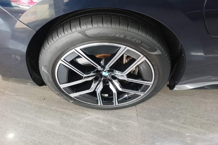 Used BMW i7 2023 eDrive50L Leading M Sport Package Left Front Wheel Hub
