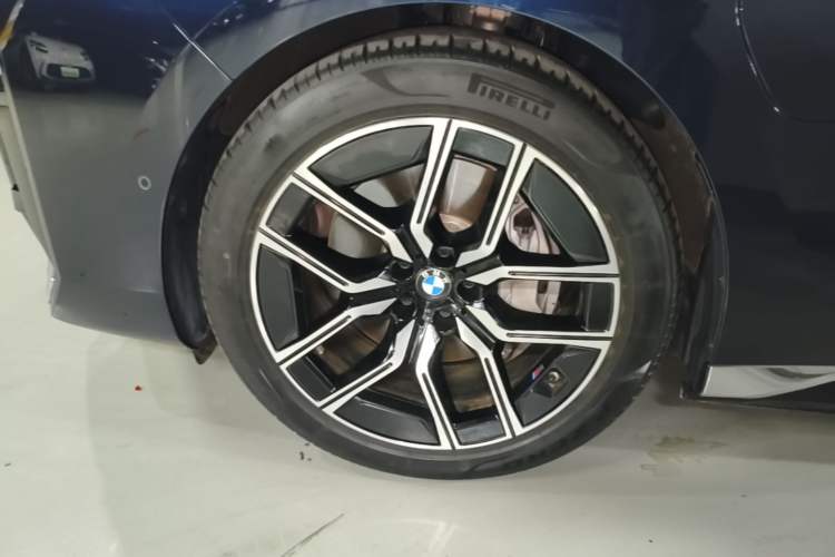 Used BMW i7 2023 eDrive50L Leading M Sport Package Left Front Wheel Hub