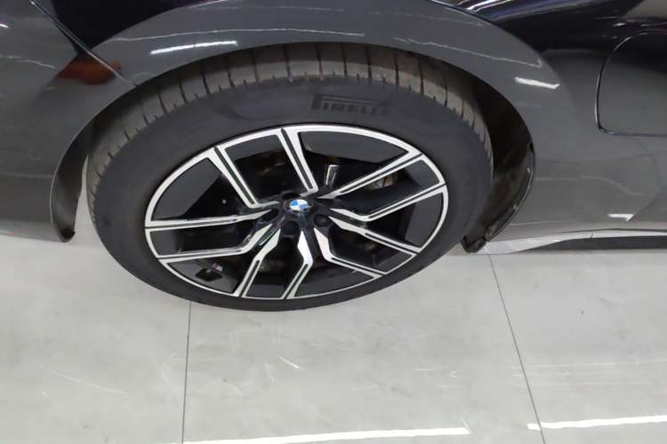 Used BMW i7 2023 eDrive50L Leading M Sport Package Left Front Wheel Hub