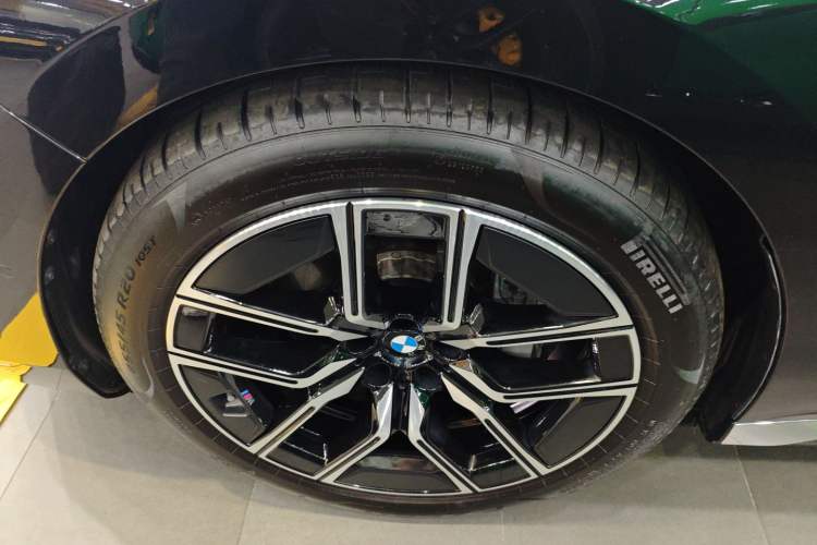 Used BMW i7 2023 eDrive50L Leading M Sport Package Left Front Wheel Hub