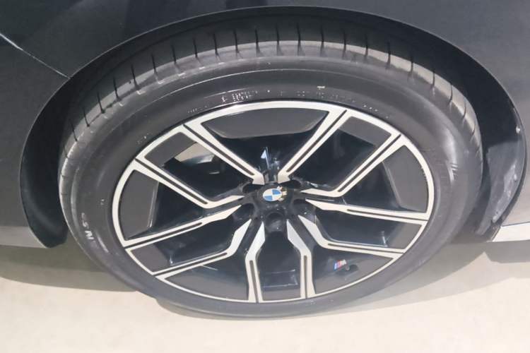 Used BMW i7 2023 eDrive50L Leading M Sport Package Left Front Wheel Hub