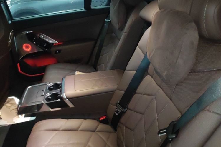 Used BMW i7 2023 xDrive60L Luxury Package Left Rear Seat