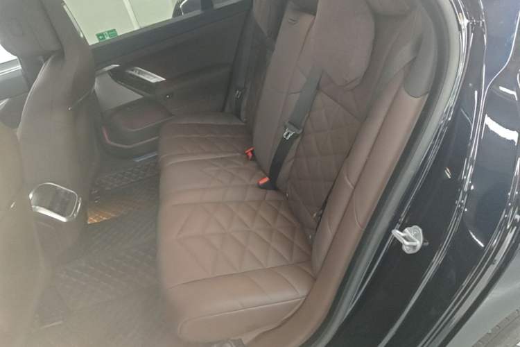 Used BMW i7 2023 eDrive50L Premium Luxury Package Left Rear Seat