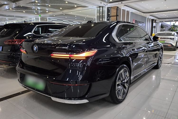 Used BMW i7 2023 xDrive60L Luxury Package Rear Right 45 Deg