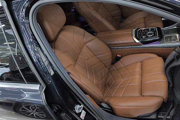 Used BMW i7 2023 xDrive60L Luxury Package Right Front Seat