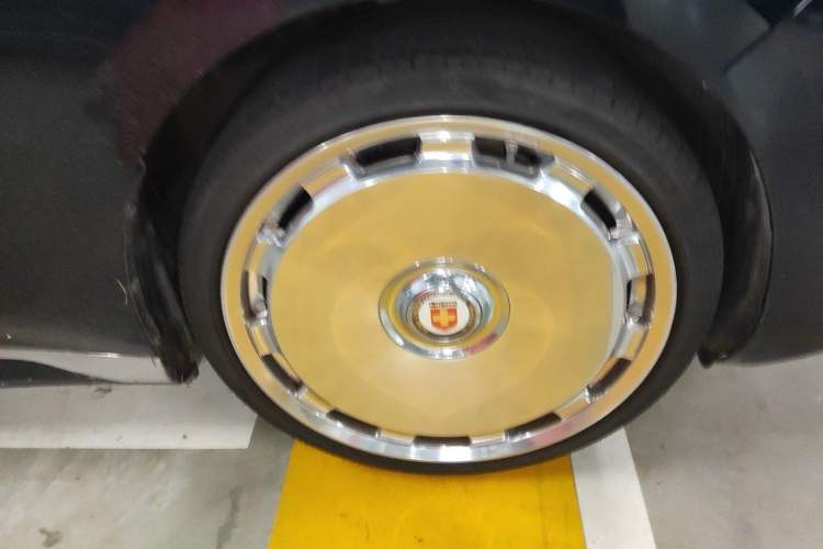 Used BMW i7 2023 xDrive60L Luxury Package Right Front Wheel Hub