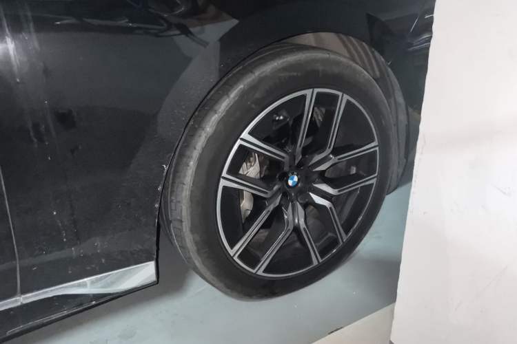 Used BMW i7 2023 eDrive50L Leading M Sport Package Right Front Wheel Hub