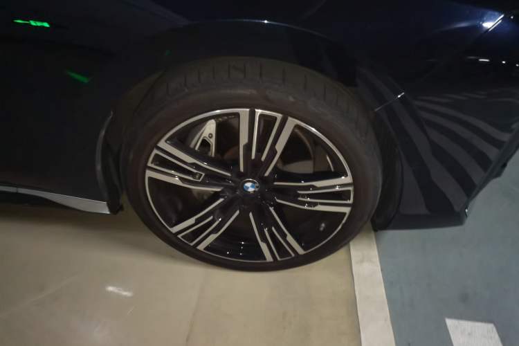 Used BMW i7 2023 eDrive50L Prestige M Sport Package Right Front Wheel Hub