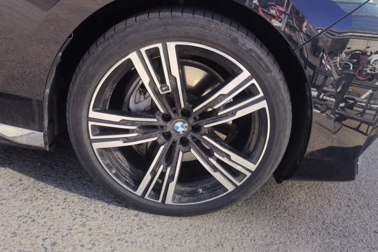 Used BMW i7 2023 eDrive50L Prestige M Sport Package Right Front Wheel Hub