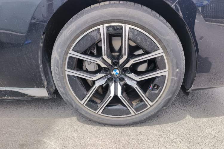 Used BMW i7 2023 eDrive50L Leading M Sport Package Right Front Wheel Hub