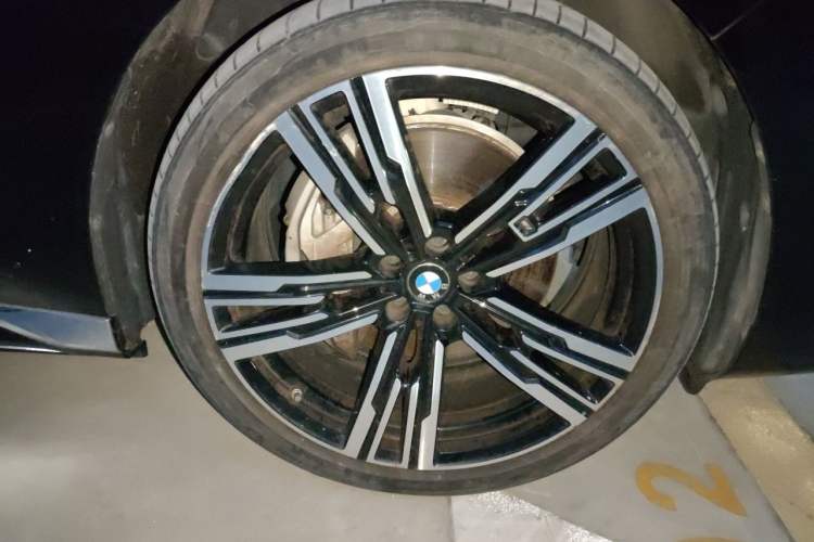 Used BMW i7 2023 eDrive50L Prestige M Sport Package Right Front Wheel Hub