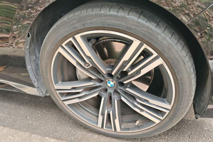 Used BMW i7 2023 eDrive50L Prestige M Sport Package Right Front Wheel Hub
