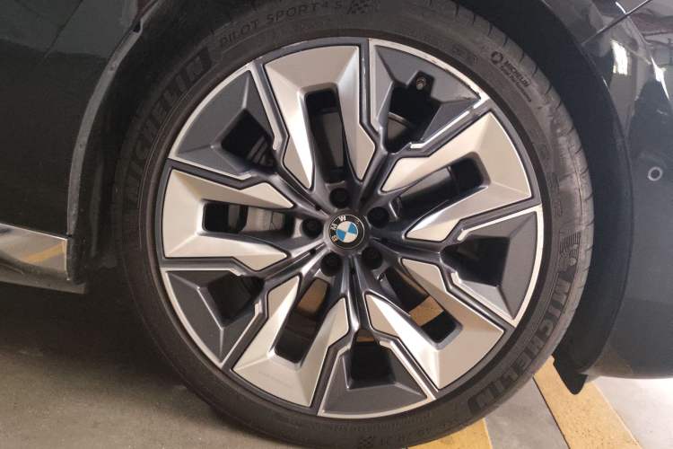 Used BMW i7 2023 xDrive60L Luxury Package Right Front Wheel Hub