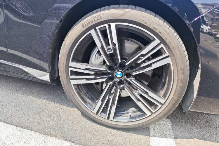 Used BMW i7 2023 eDrive50L Prestige M Sport Package Right Front Wheel Hub