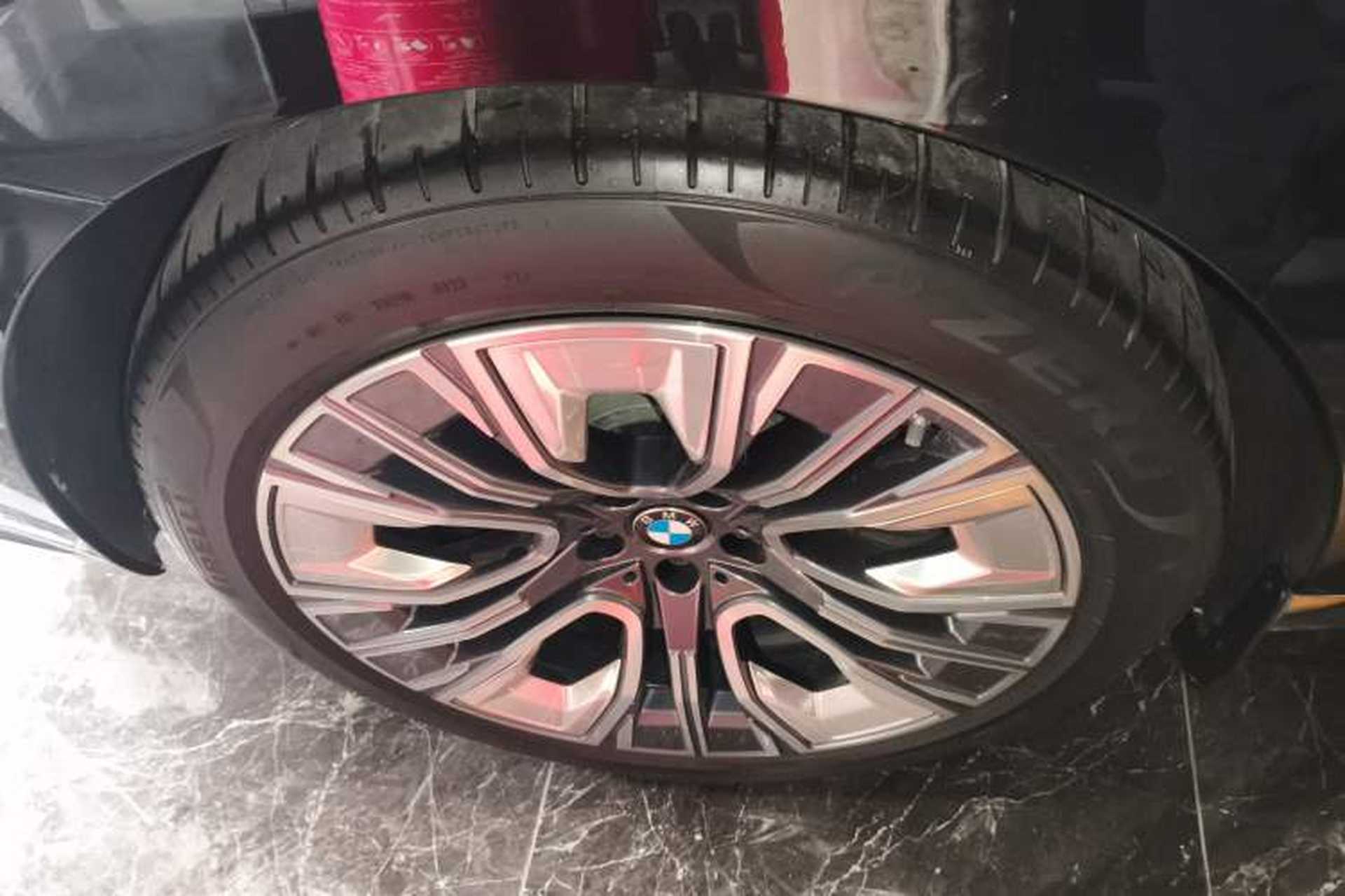 Used BMW i7 2023 eDrive50L Premium Luxury Package Right Rear Wheel Hub