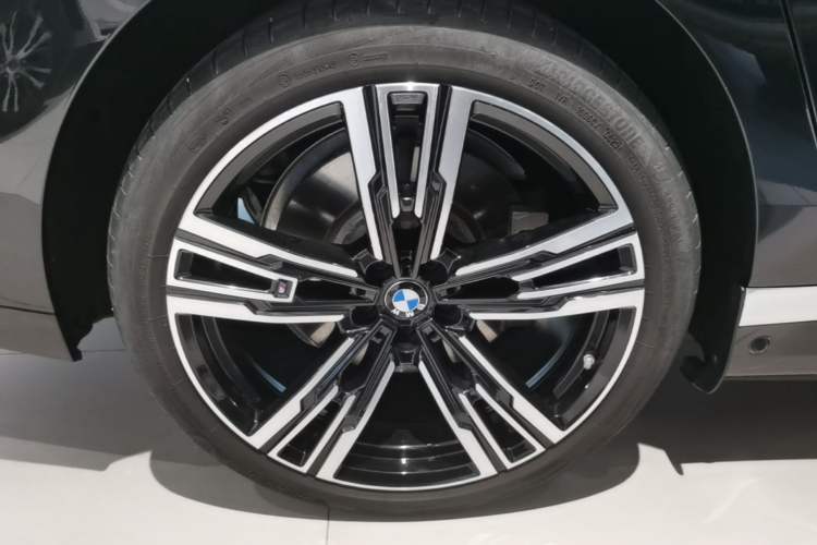 Used BMW i7 2023 eDrive50L Prestige M Sport Package Right Rear Wheel Hub
