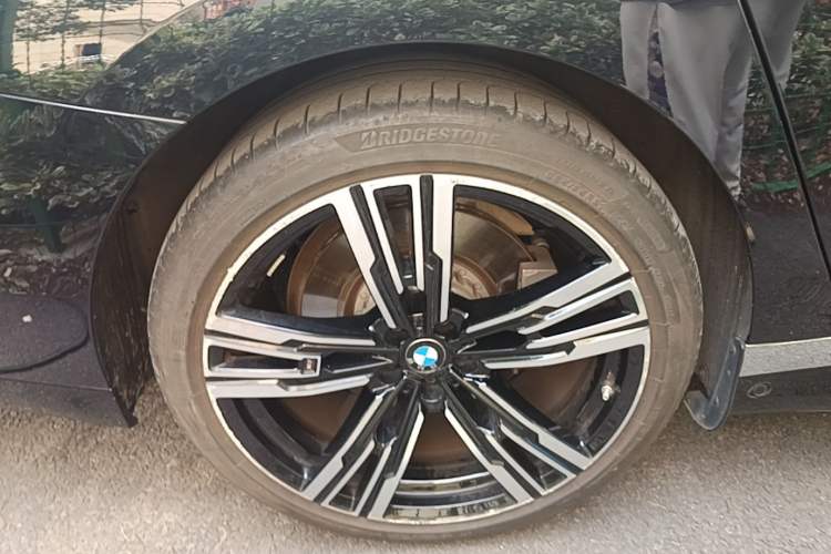 Used BMW i7 2023 eDrive50L Prestige M Sport Package Right Rear Wheel Hub