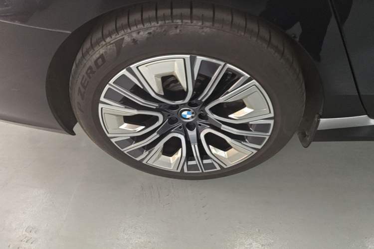 Used BMW i7 2023 eDrive50L Premium Luxury Package Right Rear Wheel Hub