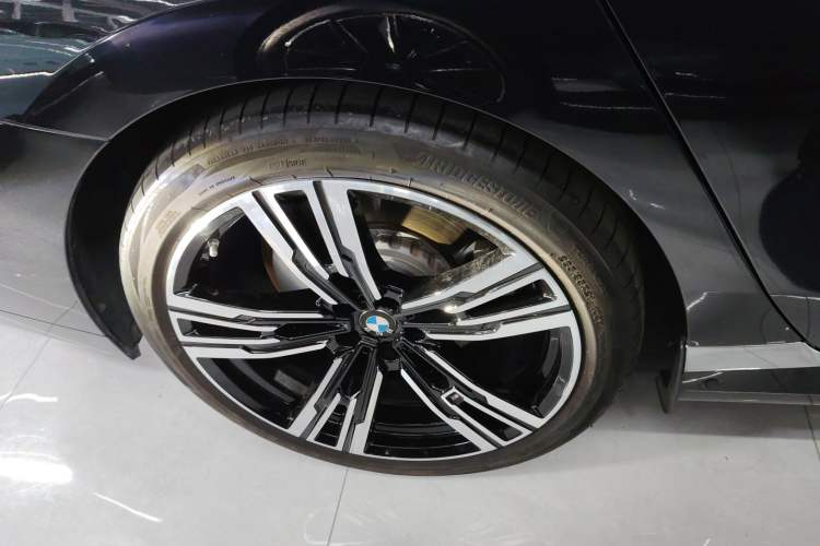 Used BMW i7 2023 eDrive50L Prestige M Sport Package Right Rear Wheel Hub
