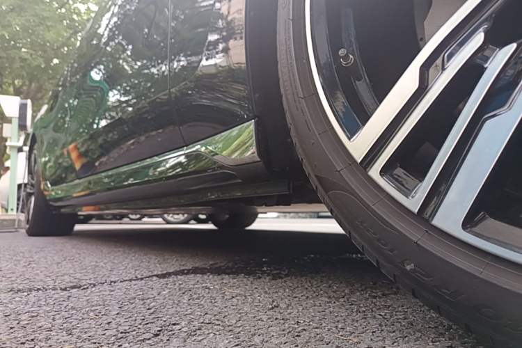 Used BMW i7 2023 eDrive50L Prestige M Sport Package Right Side Sill