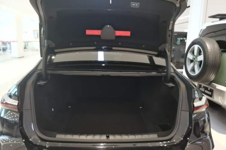 Used BMW i7 2023 eDrive50L Prestige M Sport Package Trunk