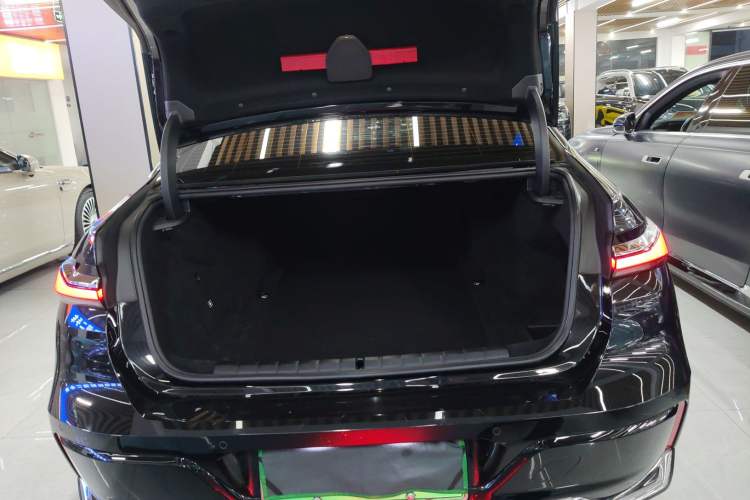 Used BMW i7 2023 eDrive50L Prestige M Sport Package Trunk