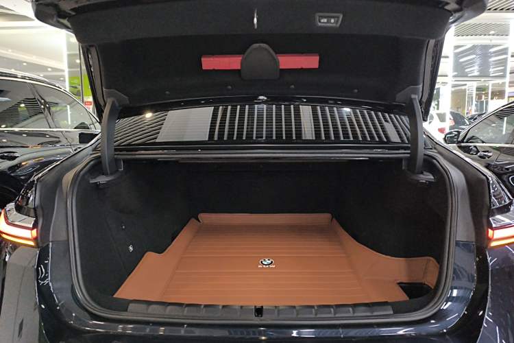 Used BMW i7 2023 xDrive60L Luxury Package Trunk