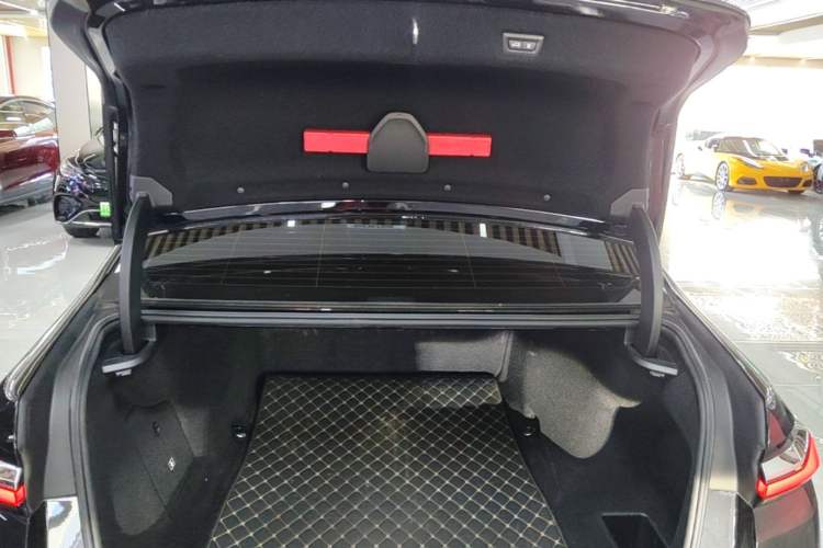 Used BMW i7 2023 eDrive50L Leading M Sport Package Trunk