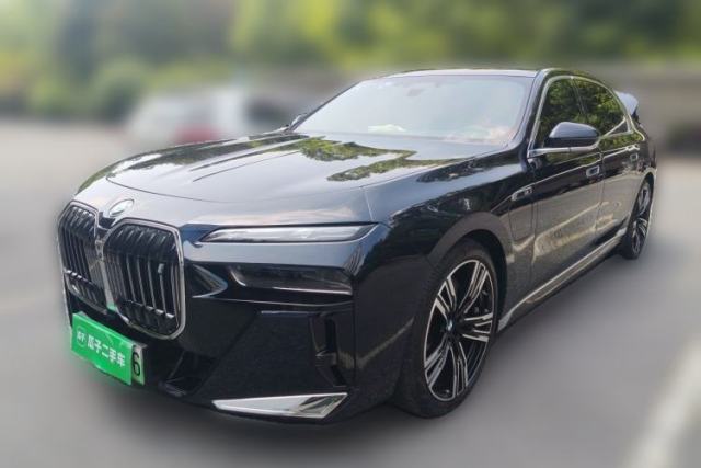 BMW i7 2023 xDrive60L Luxury Package مستعملة