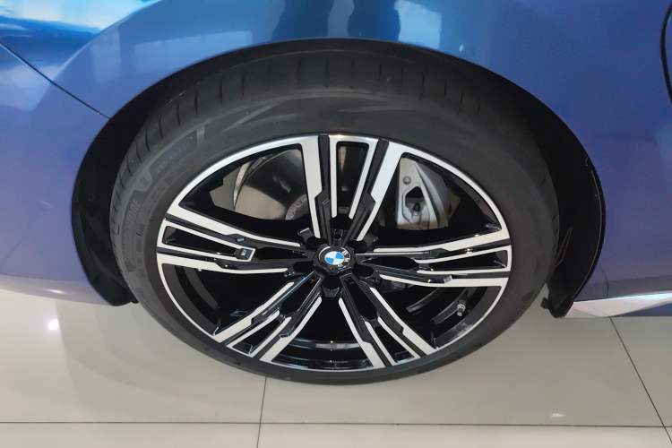 Used BMW i7 2023 eDrive50L Prestige M Sport Package Left Front Wheel Hub