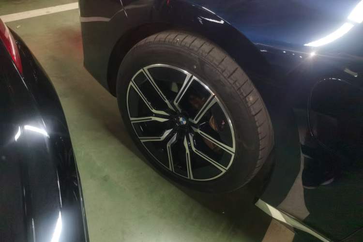 Used BMW i7 2023 eDrive50L Leading M Sport Package Left Front Wheel Hub